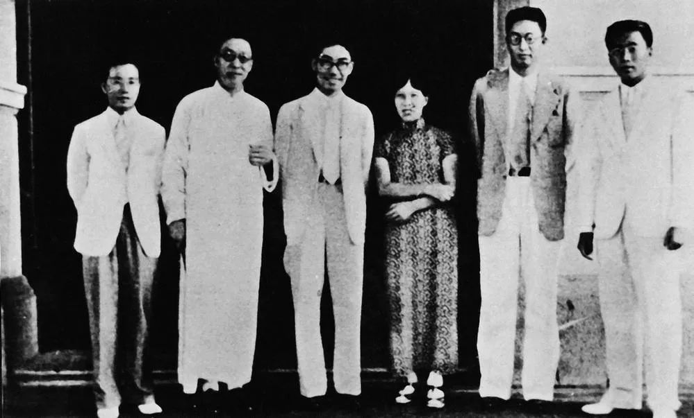 一九三三年夏，郑振铎与谢冰心夫妇摄于北平。左三起：吴文藻、谢冰心、郑振铎。