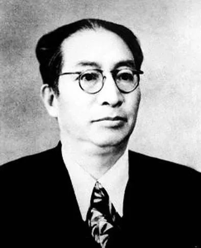 郑振铎（1898—1958），民进创始人之一。著名社会活动家、作家、诗人、学者、文学评论家、文史学家、翻译家、艺术史家、收藏家。曾任全国文联福利部部长、全国文协研究部部长、人民政协文教组组长、文化部文物局局长、中国科学院考古研究所所长和文化部副部长，民进第一届理事会理事。