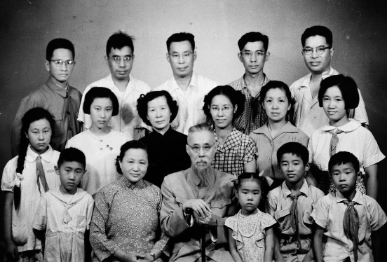 中华人民共和国成立后,马叙伦(一排左三)与家人在北京。 中华人民共和国成立后,马叙伦(一排左三)与家人在北京。